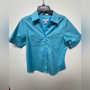 CHICO’S SIZE 1 CLASSIC NO IRON LIGHT TURQUOISE SHORT SLEEVE BLOUSE